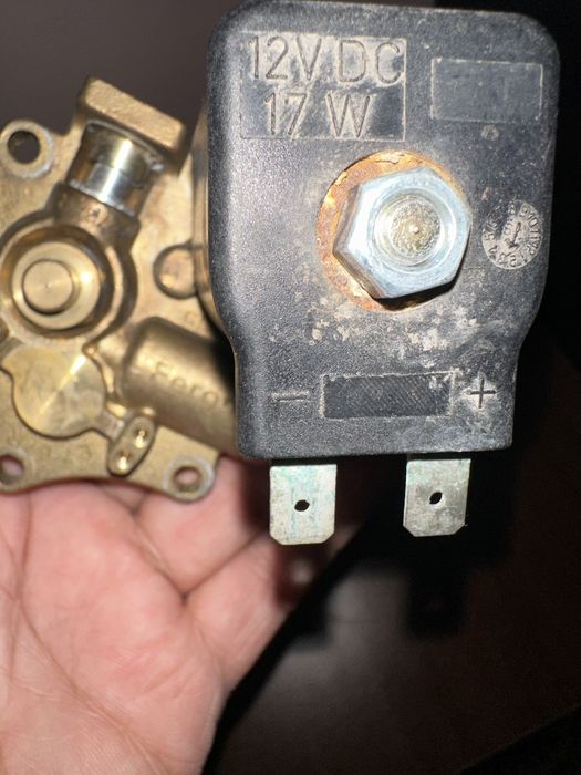 сонда Feroni за газова бутилка на мястото на резервната гума