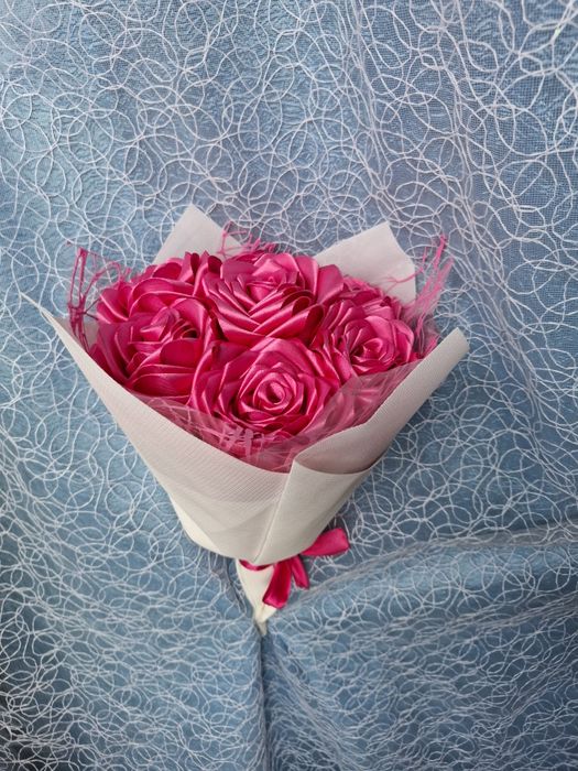 Розы из атласной ленты