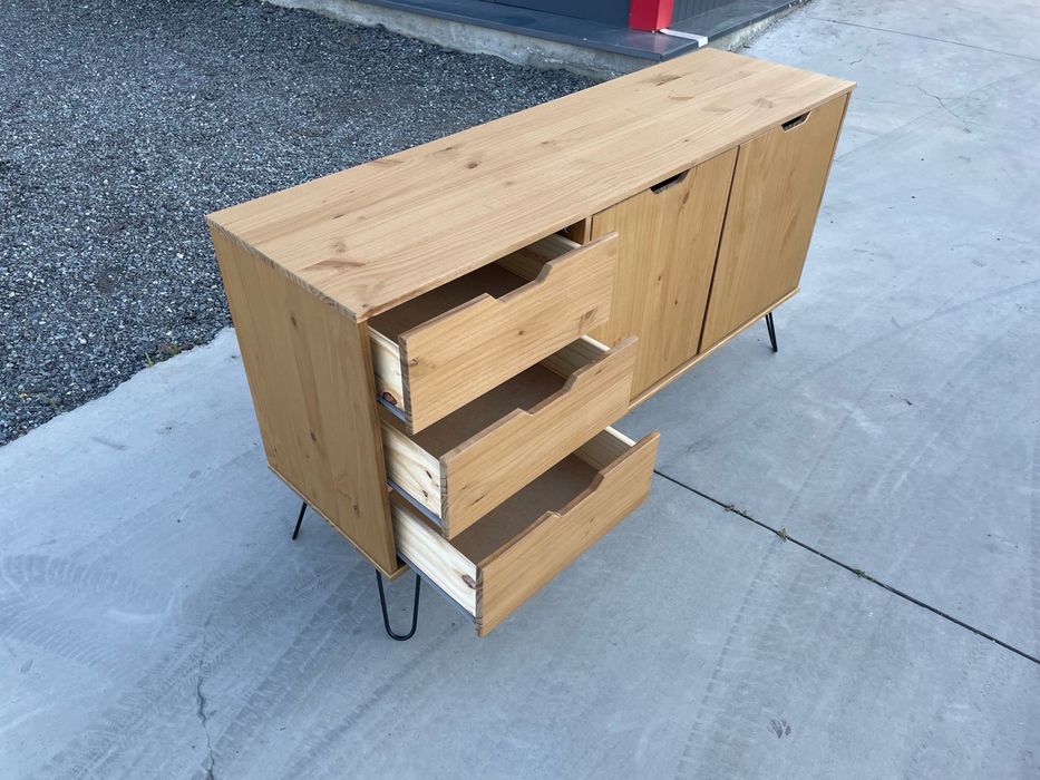 Comodă din lemn masiv cu picioare metalice – Design industrial modern