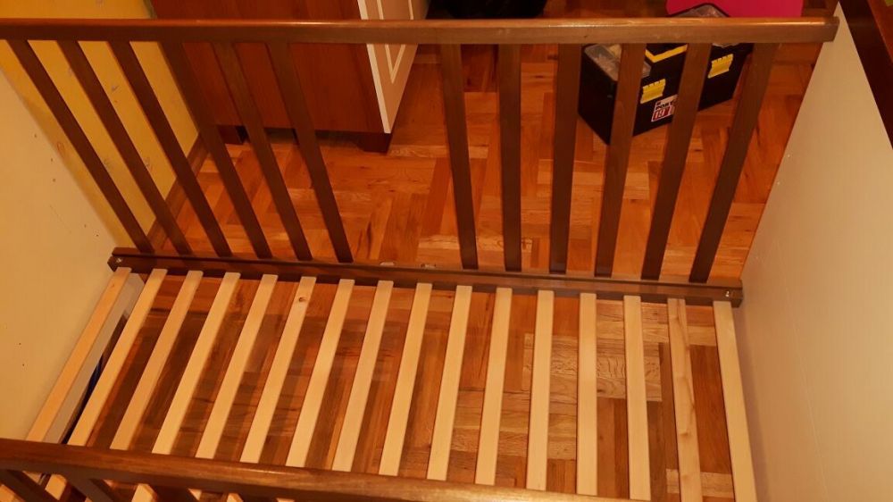 Продавам страхотен комплект креватче и обиколници