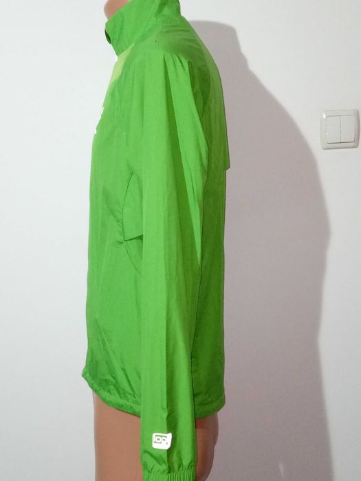 Vând jachetă Odlo subțire cu captușeală și windbreaker.