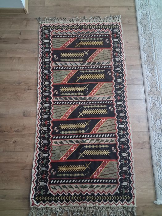 Scoarță țesută manual la "război"(kilim)