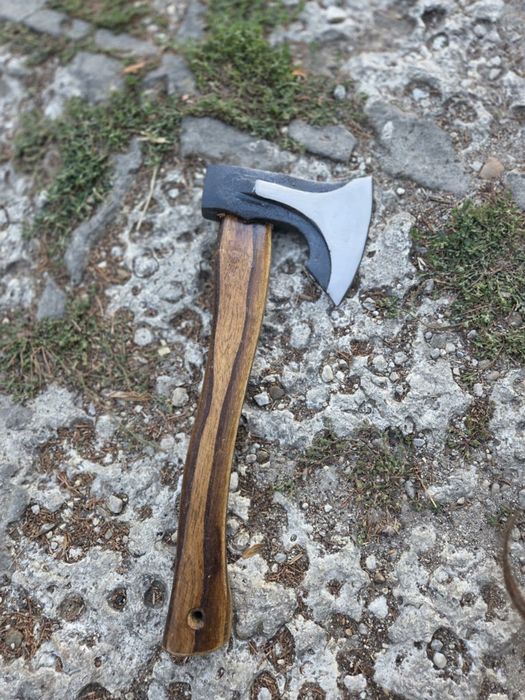 Ръчно изработена брадва – уникален дизайн, здрава стомана, дървена дръжка