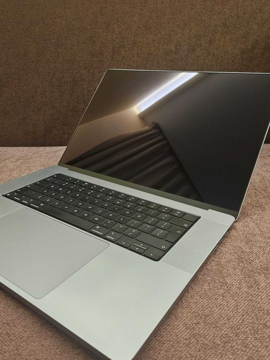 МНОГО ЗАПАЗЕН! MacBook Pro M2 16" 2023, 512 GB SSD, 16GB RAM + ПОДАРЪК