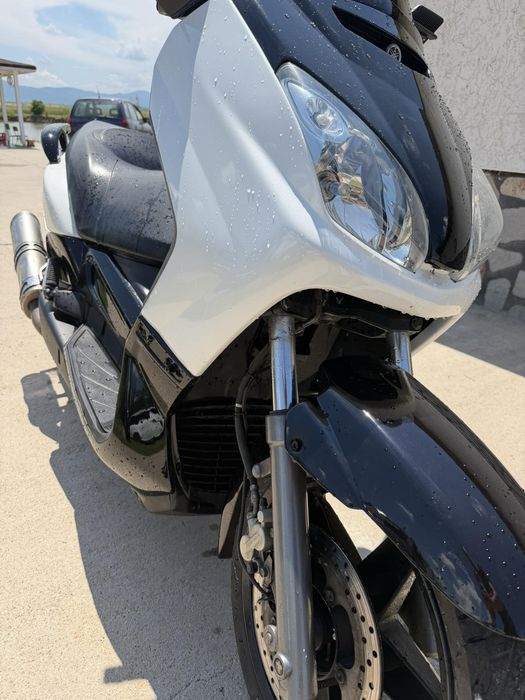 Продавам ЯМАХА Х-МАХ 125 2009г Всичко по мотора е прегледано нова боя
