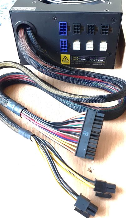 Захранване HYPER M 700W - ново, с комплект кабели