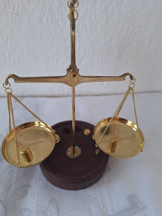 Везна от бронз със дървена основа