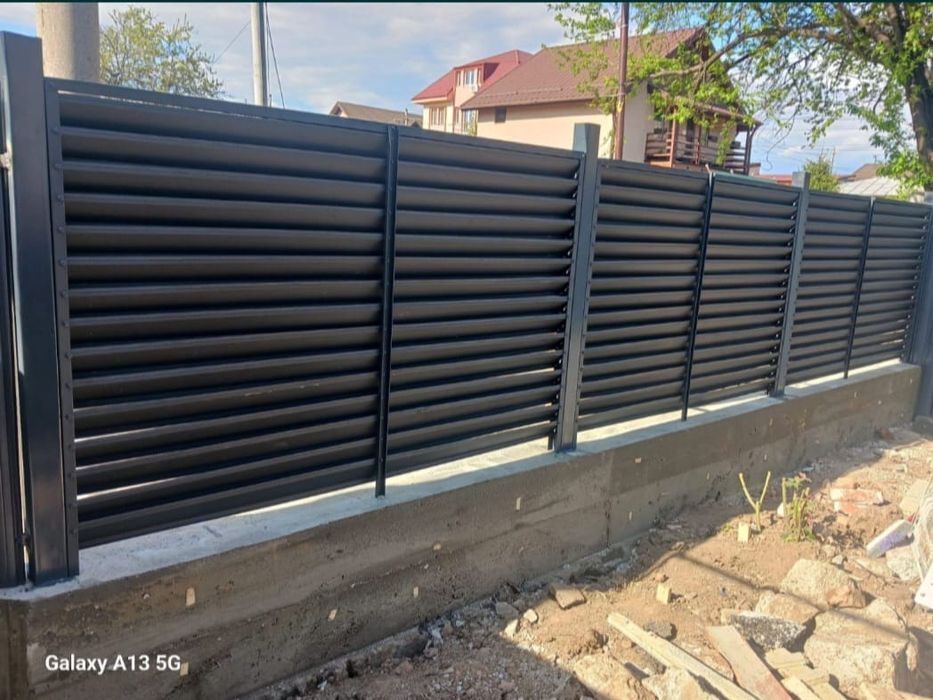 Construim garduri din șipcă metalică porți și alte modele de gard