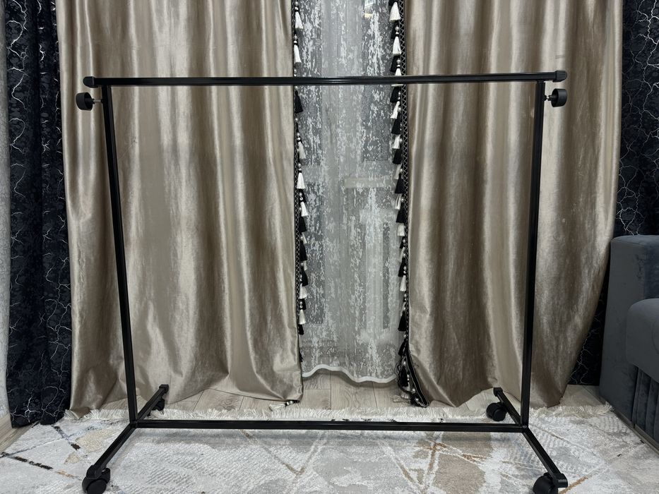 Напольная вешалка с регулируемой высотой