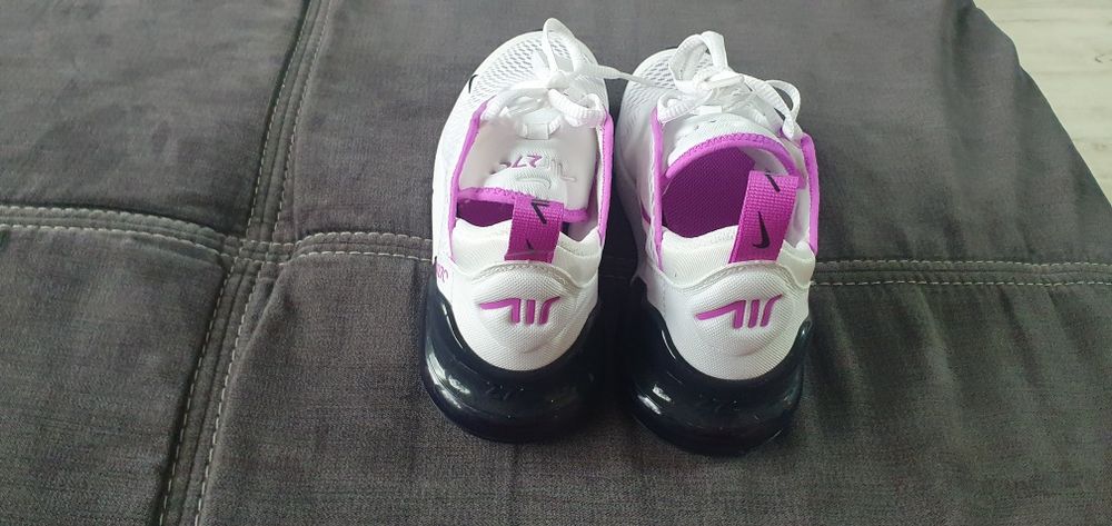 NIKE Air Max 270