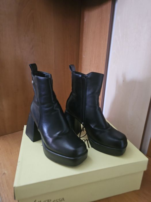Сапожки женские продам