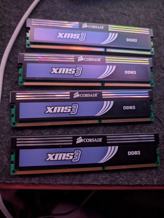 Vând 4 module Corsair XMS3 DDR3 8GB 1600MHz (4GBx2) CL9 - Funcționează perfect