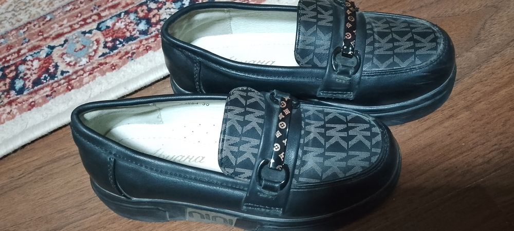 Oyoq kiyimlar sotiladi