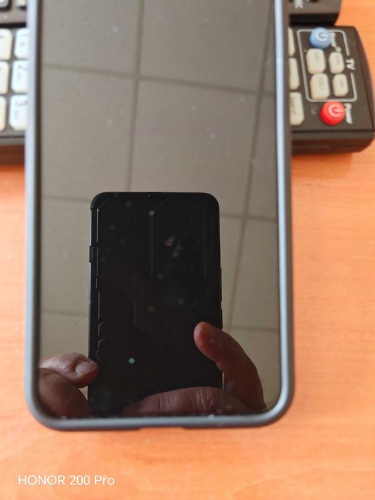 Samsung s25 plus 12/512 с гаранция на 3 месеца и 4 зарядки