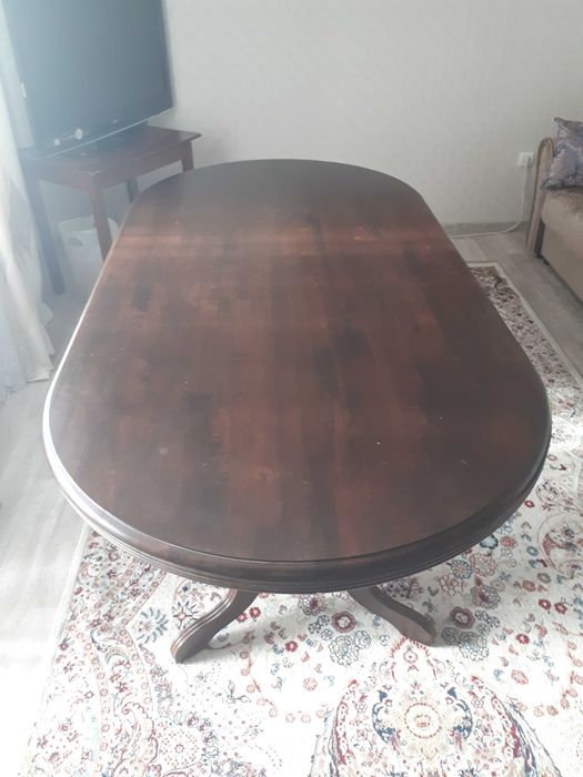 Стол и стулья в гостиную