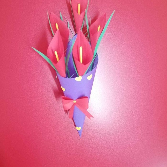 Букети, кошници и кашпи с цветя от креп и цветна хартия.