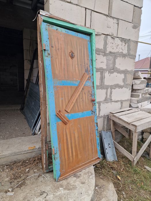 Продам металлическую дверь