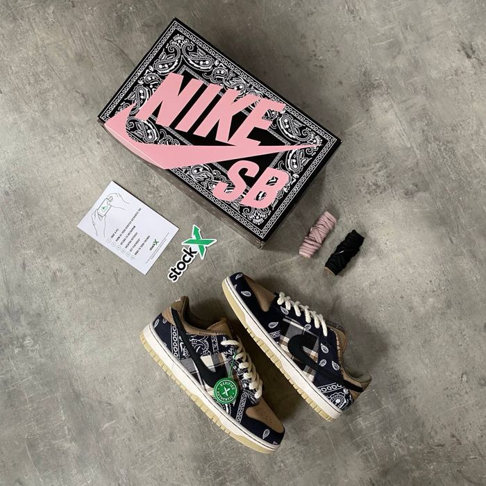 SB Dunk Low x Travis Scott