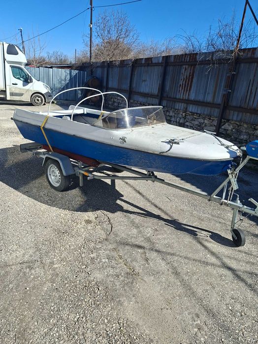 Лодка с колесар с регистра ия