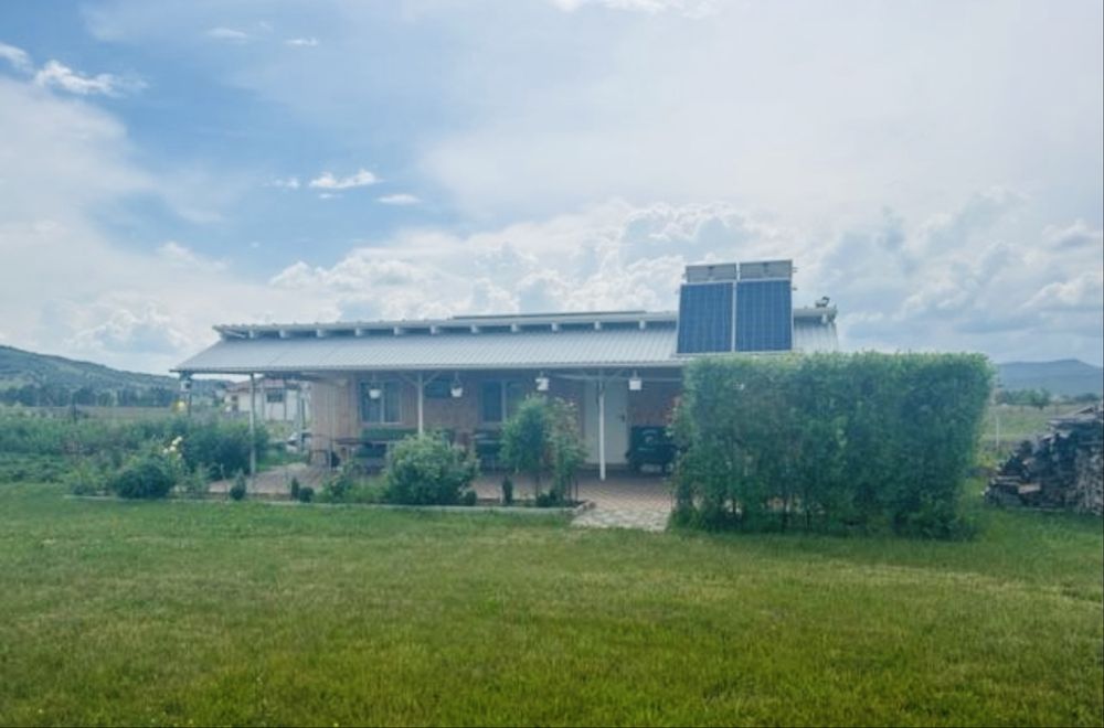 Vând 2 Case + Piscina + 1 Hectar Teren Intravilan cu utilitați