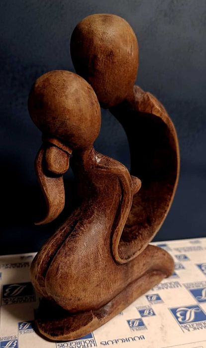Sculptură în lemn (îndrăgostiții)