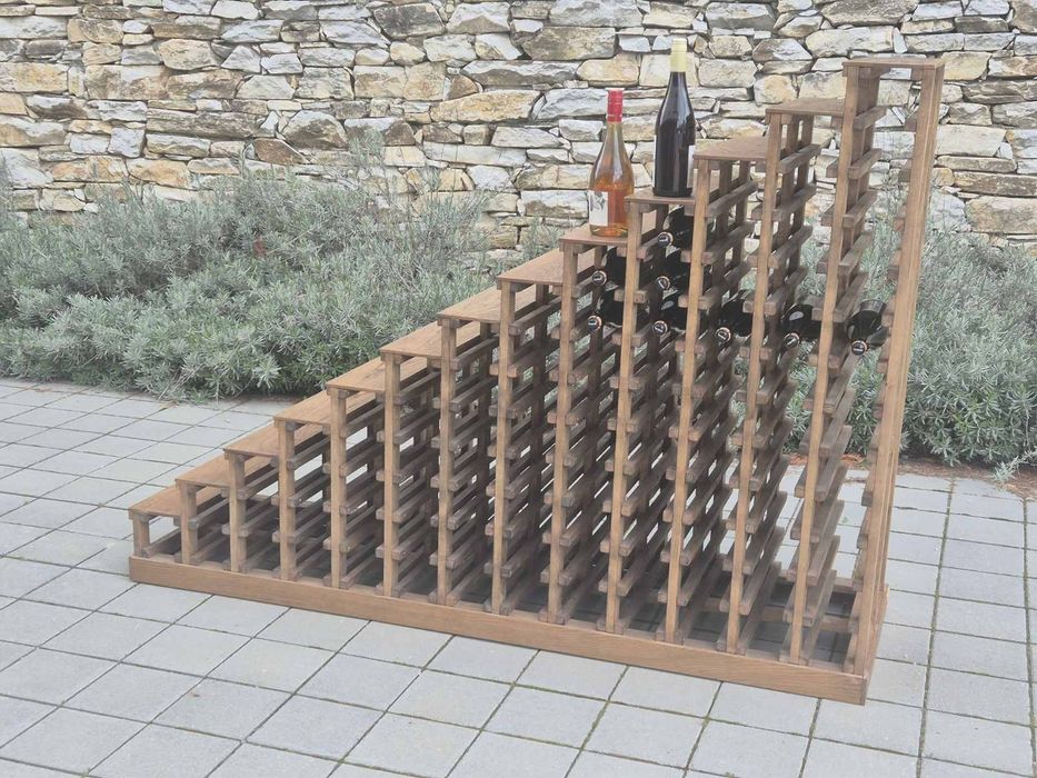 Cascading стелаж за вино.