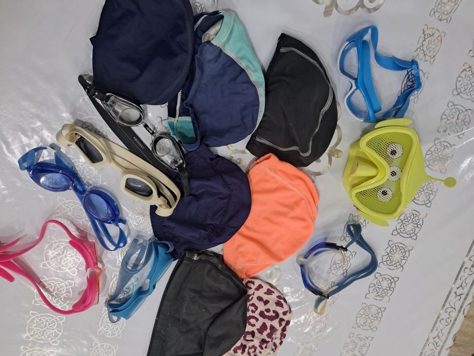 Спортивные шапочки для бассейна и очки.