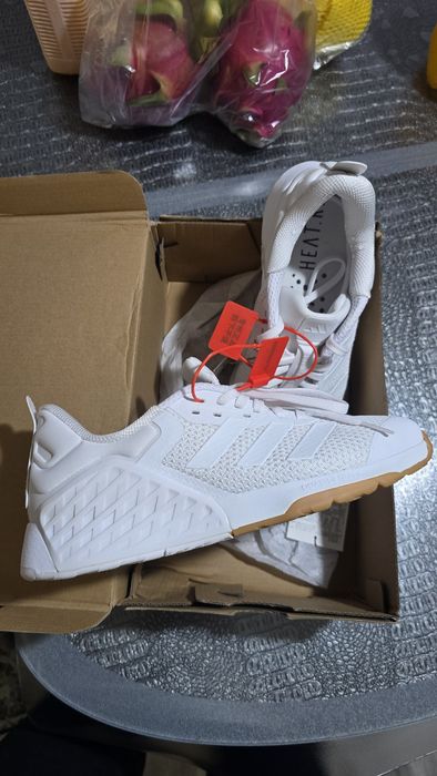 Adidas кроссовки новые