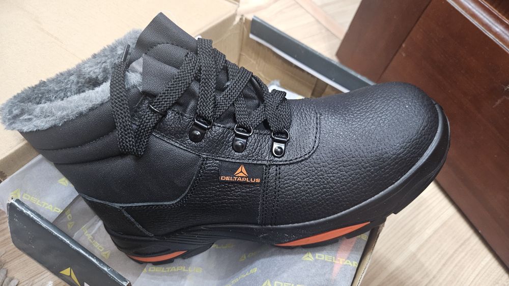 Новая спец обувь в коробке, зимняя 42 размер,