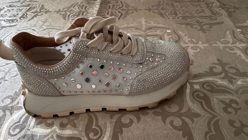 Продам кроссовки