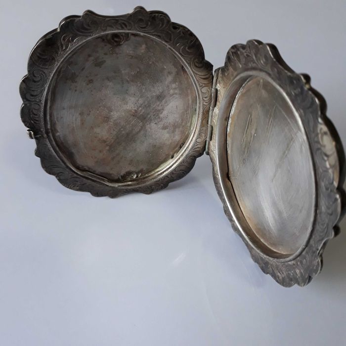 Pudrieră argintată