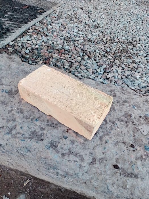 Красный жженный кирпич