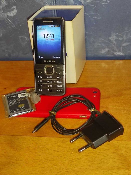 М обильный телефон Samsung S5610 кнопочный. Новая батарейка