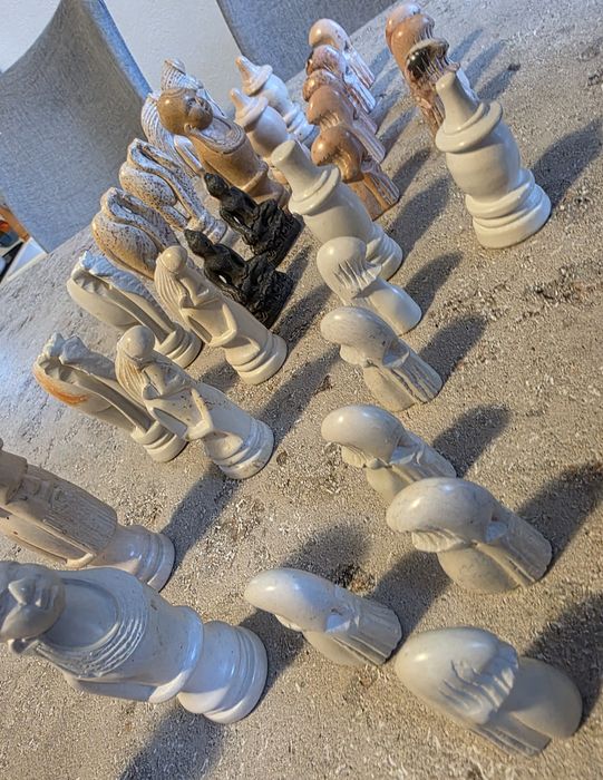 Piese de șah sculptate în stilul tribului Maasai