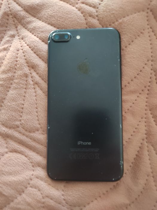 Продам айфон 7+.
