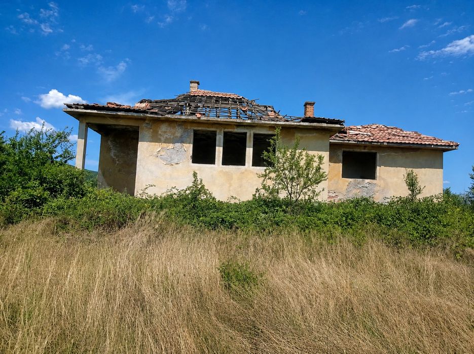 Продава се безнес имот
