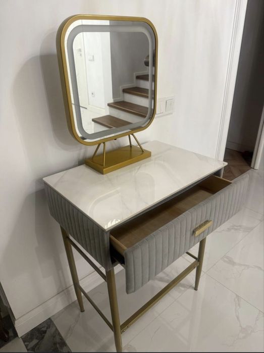 Дамский столик с зеркалом