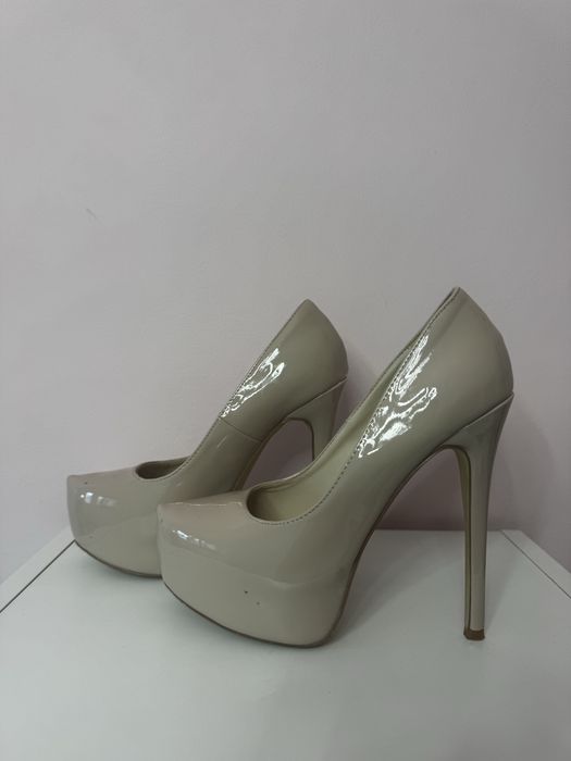 Бежови обувки на висок ток