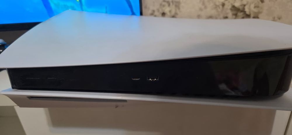 PS5  2 джойстика, 4 игры