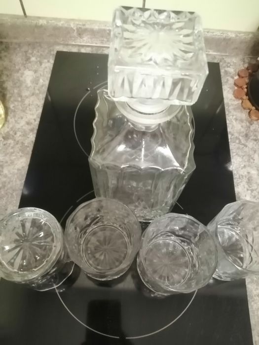 Графин и 4 бокала.