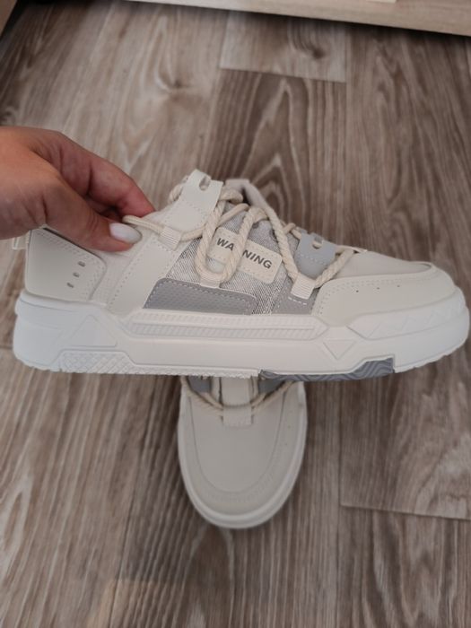 Продам кроссовки новые