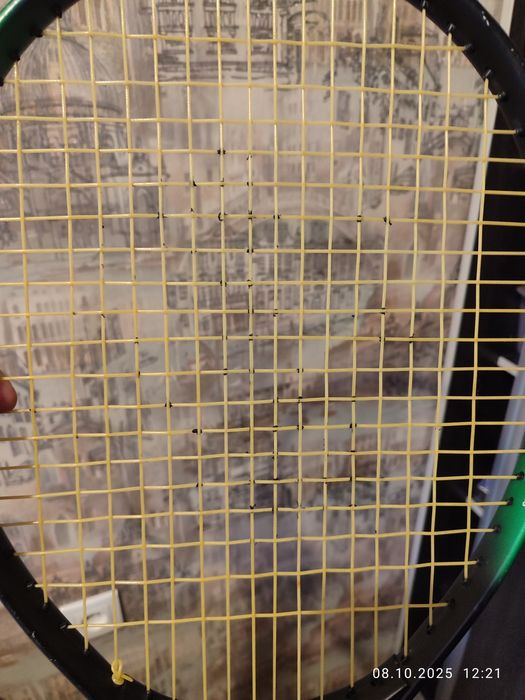 Продаётся теннисная ракетка.