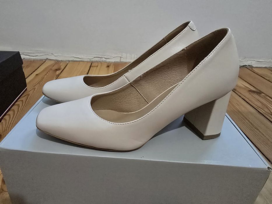 Бежави обувки естествена кожа дебел ток 37 номер