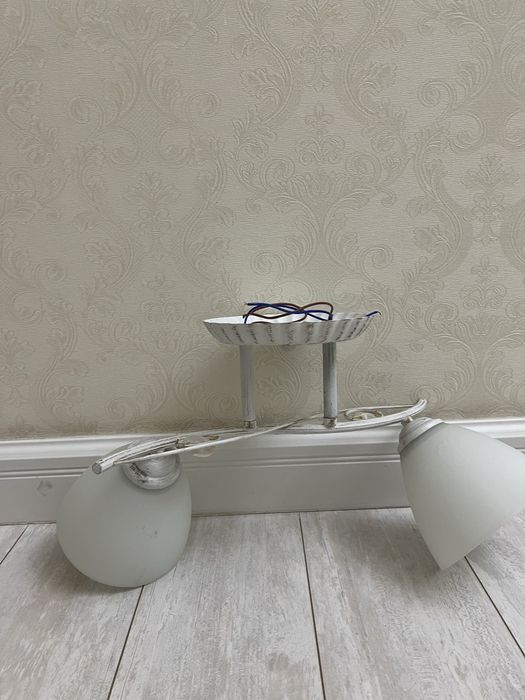 Продается даухрожковая люстра