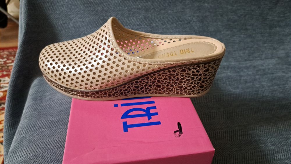 Продаю шлепанцы и летние сапоги