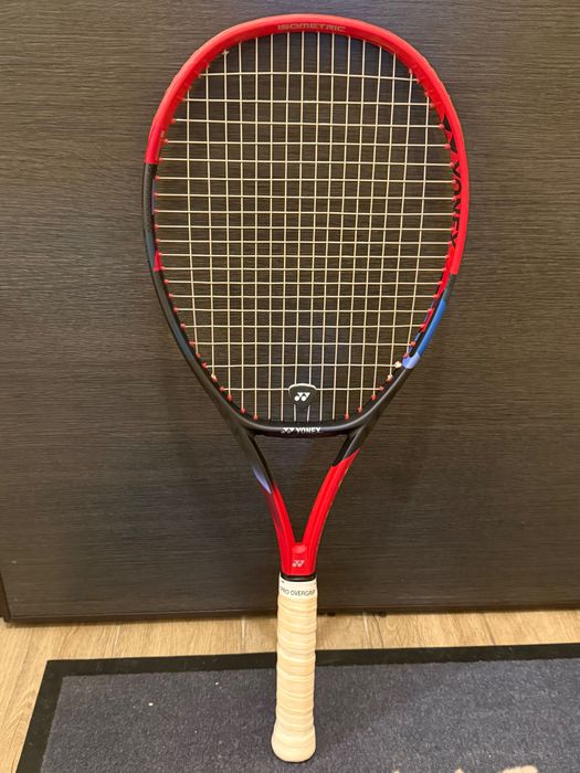 Racheta Yonex Vcore 98 (model 2023) Scarlet