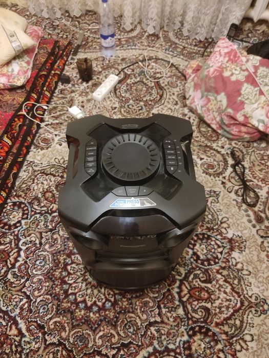 Срочно продается колонка очень хорошая чёткий легко подключается.