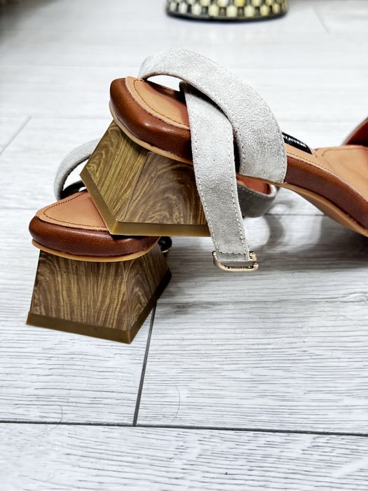 Кожаные босоножки