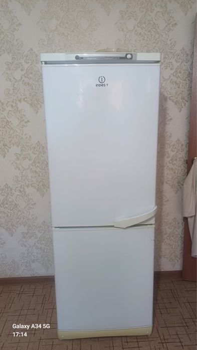 Продаю старый холодильник Indesit