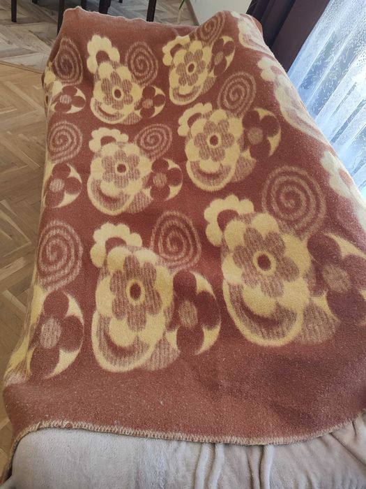 Продавам одеало, кафяво на цвят, вълнено